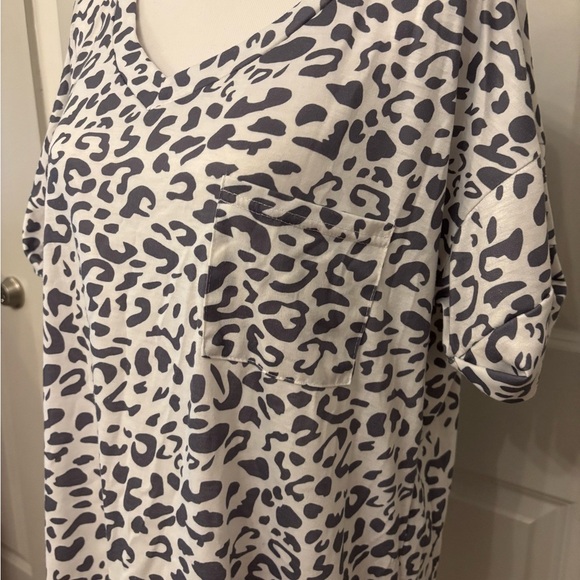 Cheetah Print grey and white v-neck tee size XL - Picture 7 of 8